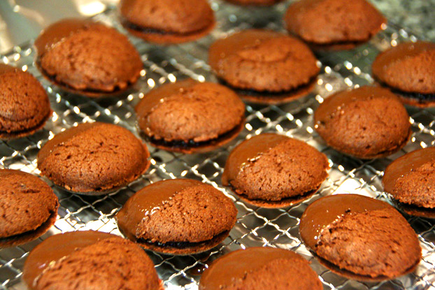 Schokoladenkekse mit Brombeermarmelade – vanillakitchen