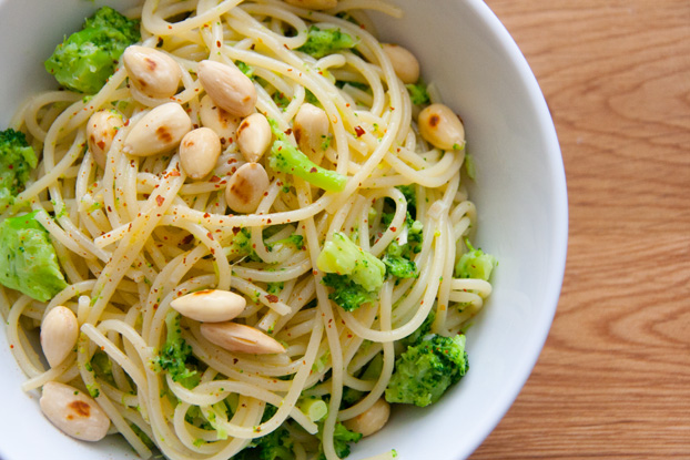 Spaghetti mit Brokkoli und Mandeln – vanillakitchen