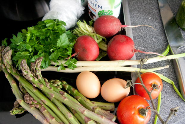 Lauwarmer Spargelsalat mit pochiertem Ei – vanillakitchen