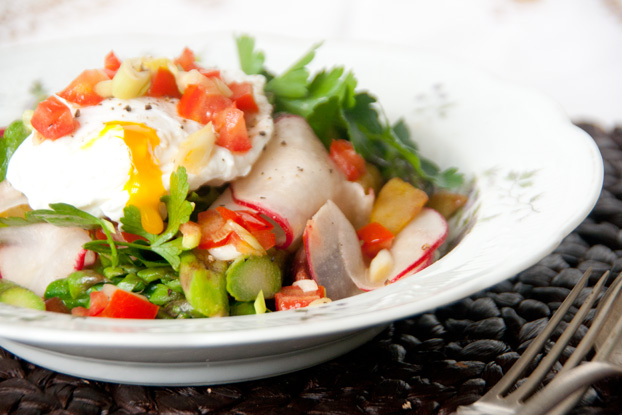 Lauwarmer Spargelsalat mit pochiertem Ei – vanillakitchen