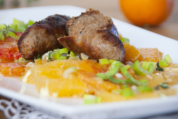 Rindsbratwurst auf Orangensalat – vanillakitchen