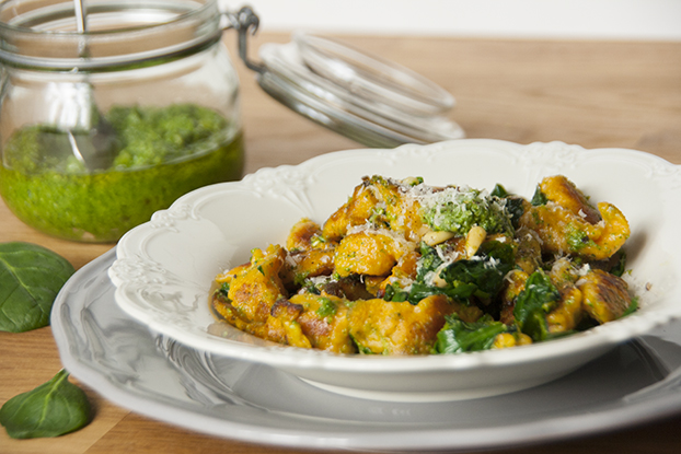 Süßkartoffelnockerl mit Spinatpesto – vanillakitchen