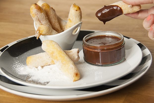 Frittierter Rhabarber mit Schokosauce – vanillakitchen