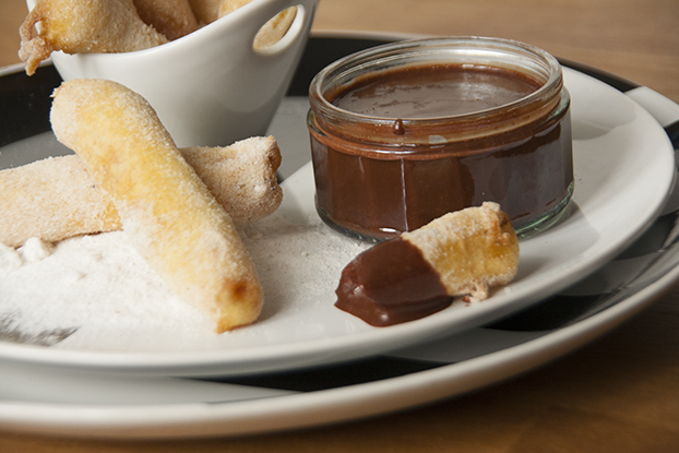 Frittierter Rhabarber mit Schokosauce – vanillakitchen